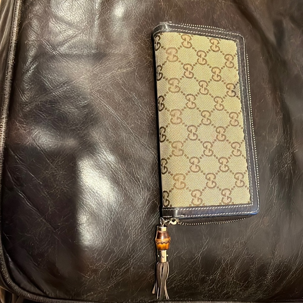 Authentic Gucci zip around ladies wallet